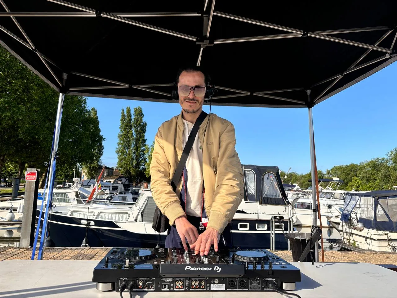 Marty Blind DJ pendant une prestation événementielle sur scène